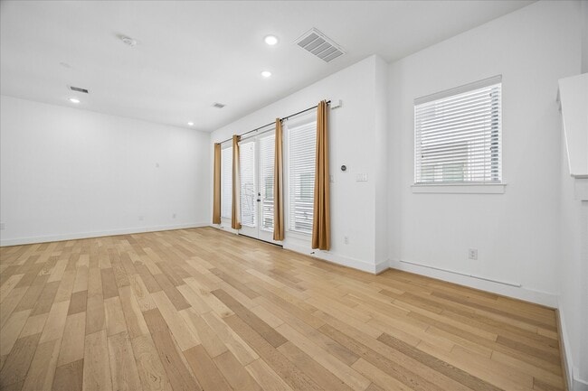 Building Photo - 208 N York St