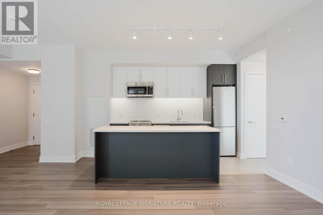 Photo du bâtiment - 2525-2525 Bathurst St
