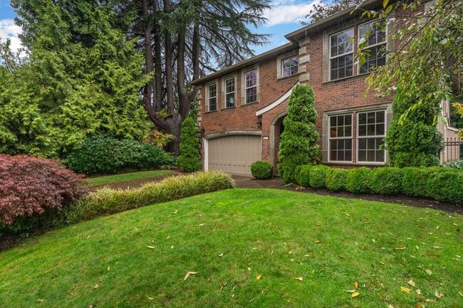 Building Photo - Stunning home in the First Division Commun...