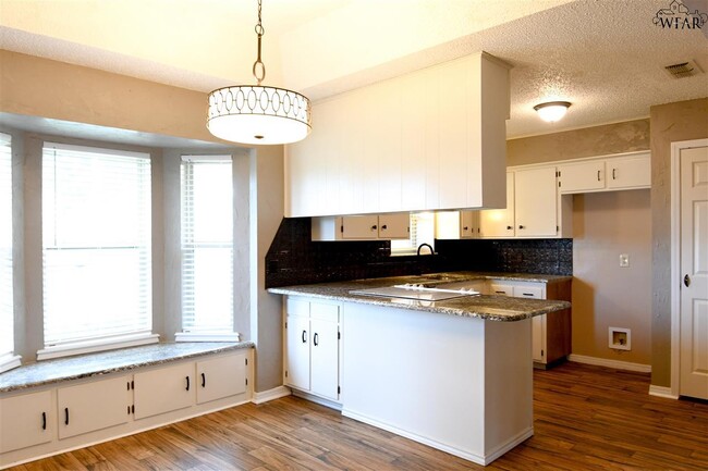 Building Photo - 5526 Russell Dr