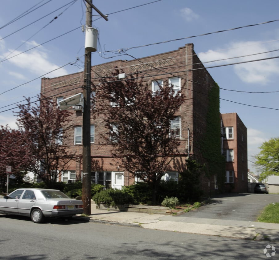 Building Photo - 449 Garden St