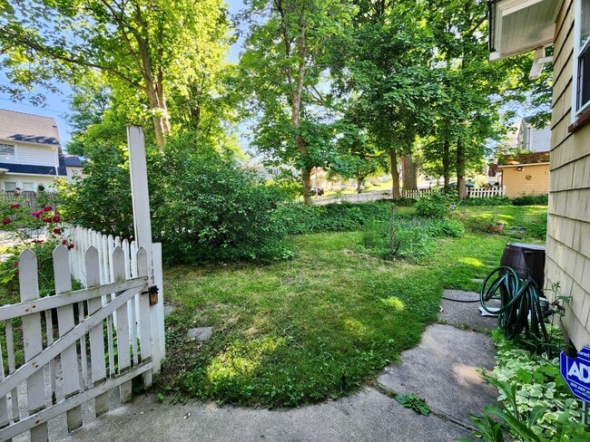 Building Photo - 3 bd 1 ba House | Charlotte | Off street P...