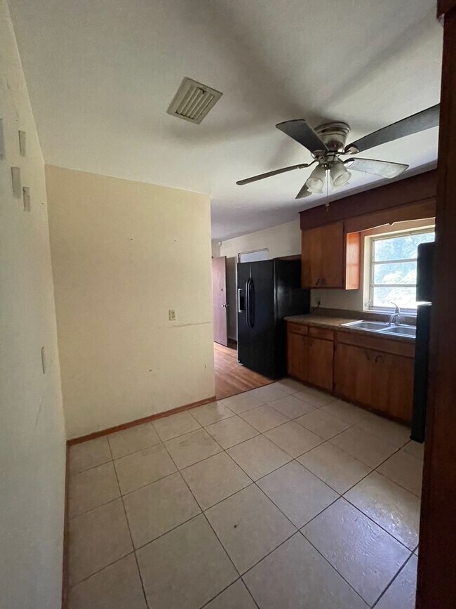 Foto del edificio - 2 Bed 1 Bath Home | Carport | Pet Friendly with Fenced Yard | Washer Dryer Hook Ups | Section 8 W...