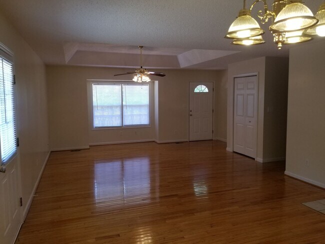 Building Photo - Country living home for rent!