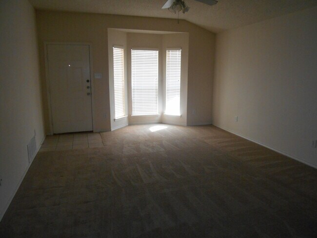 Building Photo - Convenient To Tech/LCU/ South Plains Colle...