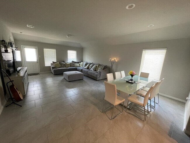 Foto del edificio - 3326 Sumac Dr