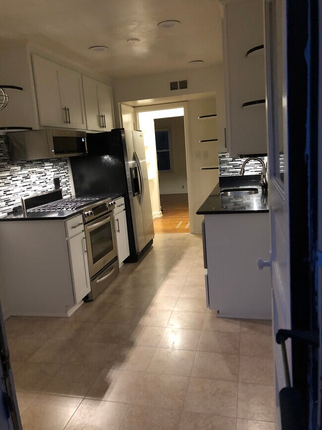 Foto del edificio - 8635 W Center St