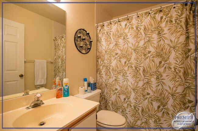 Building Photo - BERKSHIRE LAKES - 2 BEDS / 2 BATHS - SCREE...