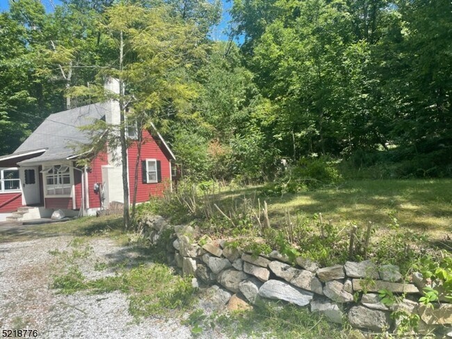 Building Photo - 1018 Lakeside Dr E