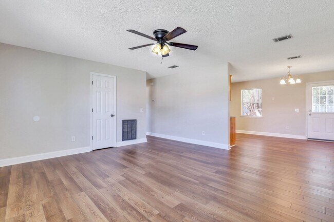 Foto del edificio - MOVE IN READY (DOG FRIENDLY)