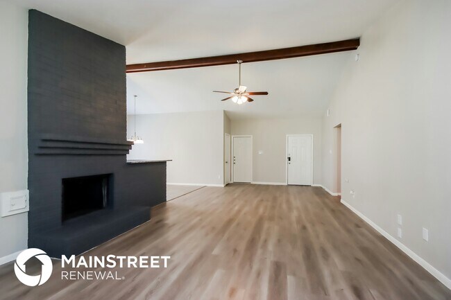 Foto del edificio - 8811 Oakleaf Forest Dr