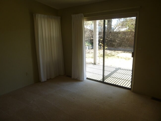 Building Photo - Single Level Home in Gated Community