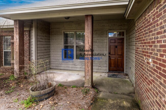 Building Photo - 4 Bed 2 Bath on the water in Ashbrooke