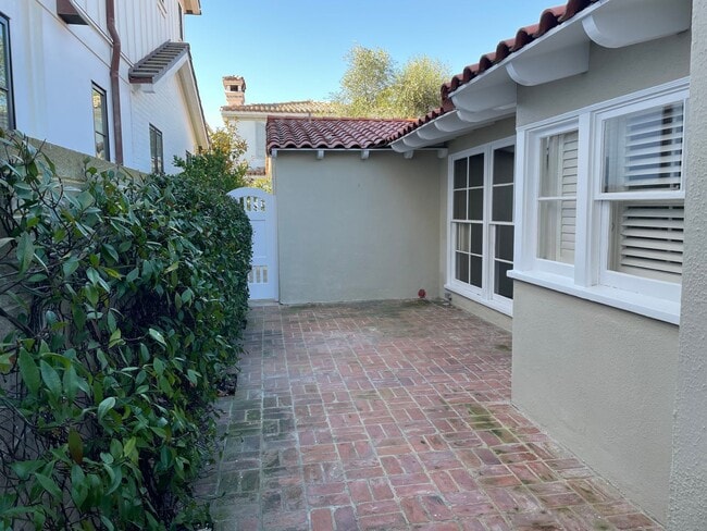 Building Photo - Single Story Cottage on Lido Isle!