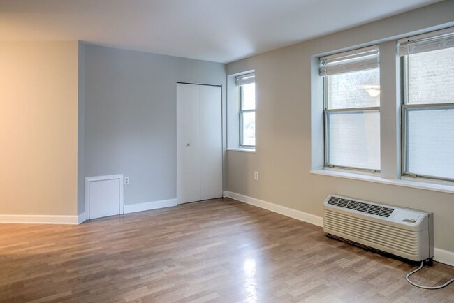 Building Photo - Spacious Studio Across from Meridian Hill ...