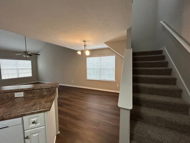 Building Photo - Beautiful End Unit Townhome