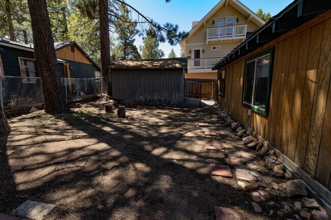 Building Photo - Comfy Getaway on Temple Ln.