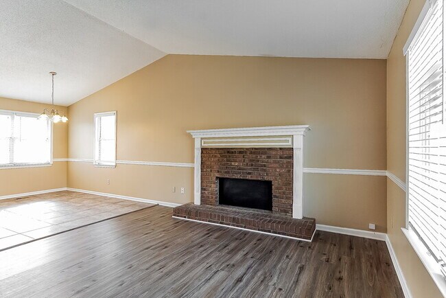 Foto del edificio - 5811 Willow Crest Dr
