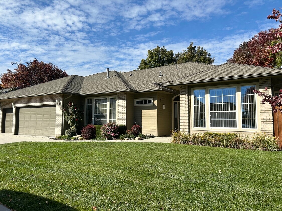 Primary Photo - 8470 W Donnybrook Dr