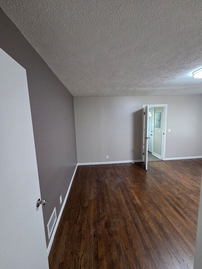 Foto del edificio - Newly remodeled 3/1/1 with fenced in backyard!