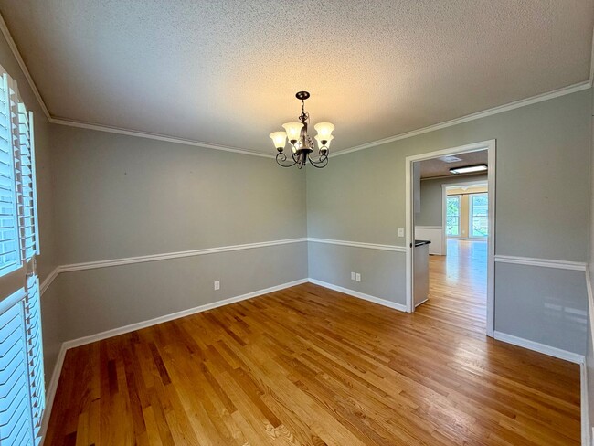Building Photo - 2303 Gingko Dr