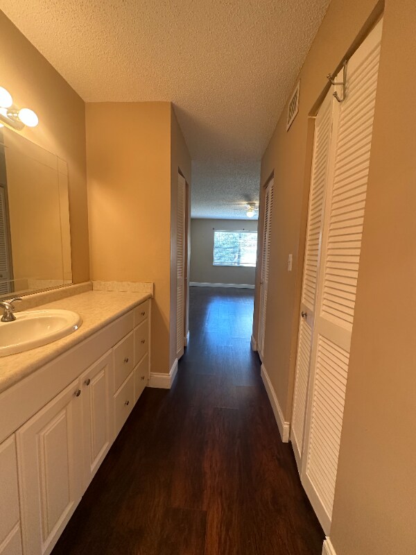 Foto del edificio - 5961 N Falls Cir Dr