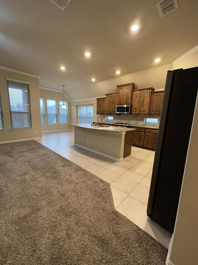 Building Photo - 700 Feathering Way