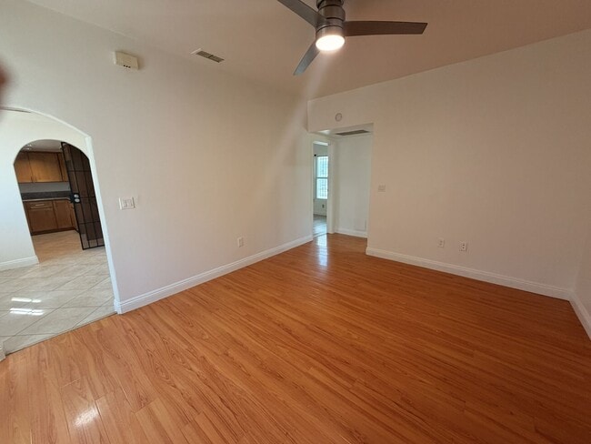 Building Photo - 435 S Fir Ave