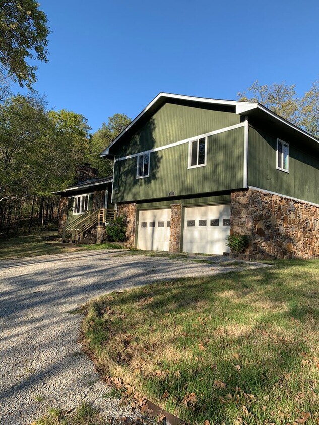 Primary Photo - 3 bed 2 bath-Valley View-Surrounded by Trees!
