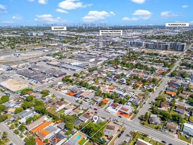 Building Photo - 911 E 32nd St