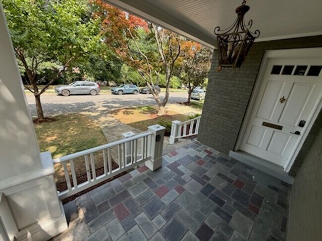 Building Photo - NEWLY UPDATED 4BR 3Bath in TREMENDOUS AU Park!