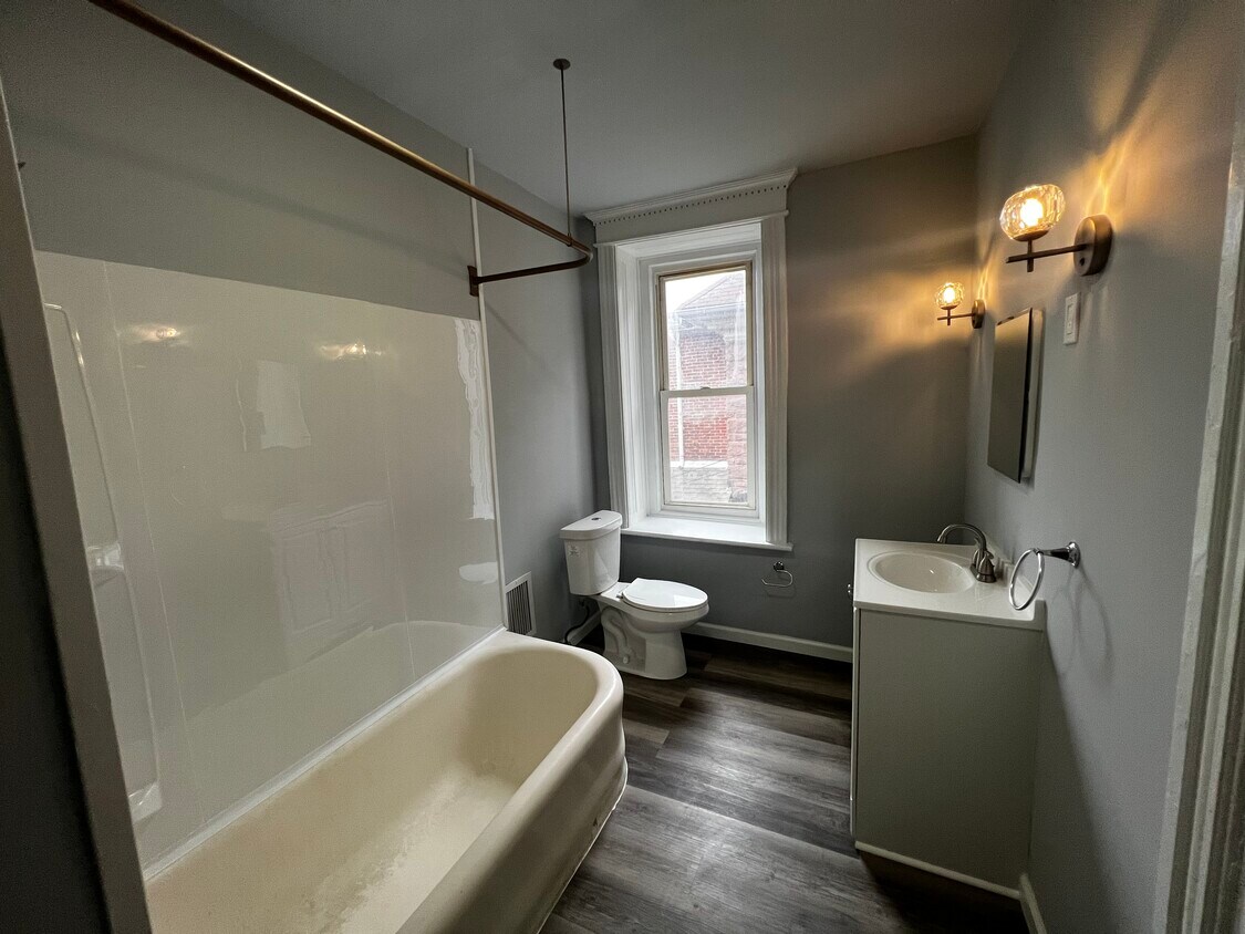 Primary Photo - 816 E High St