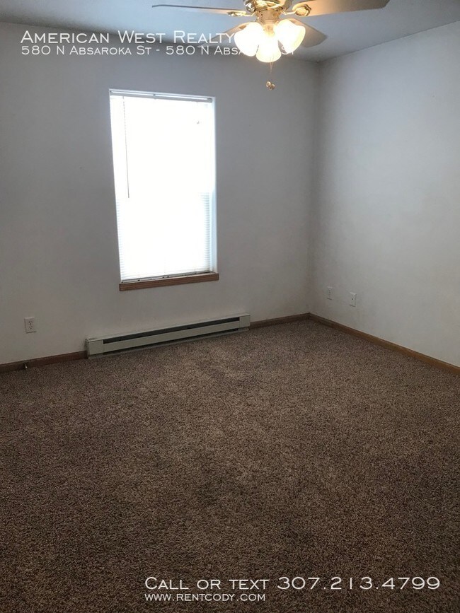 Building Photo - Upstairs apartment