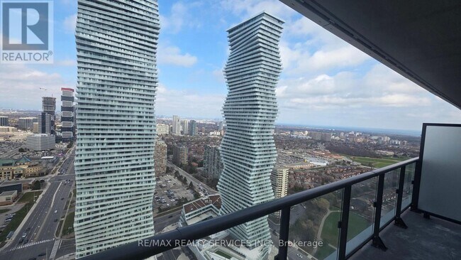 Photo du bâtiment - 448 Burnhamthorpe Rd W