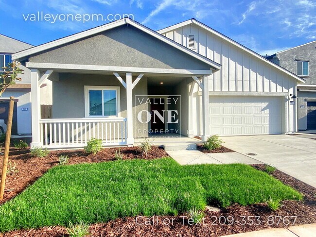 Foto del edificio - COMING SOON! 4 bedroom, 3 bath, pet-friendly NEWER HOME with Solar