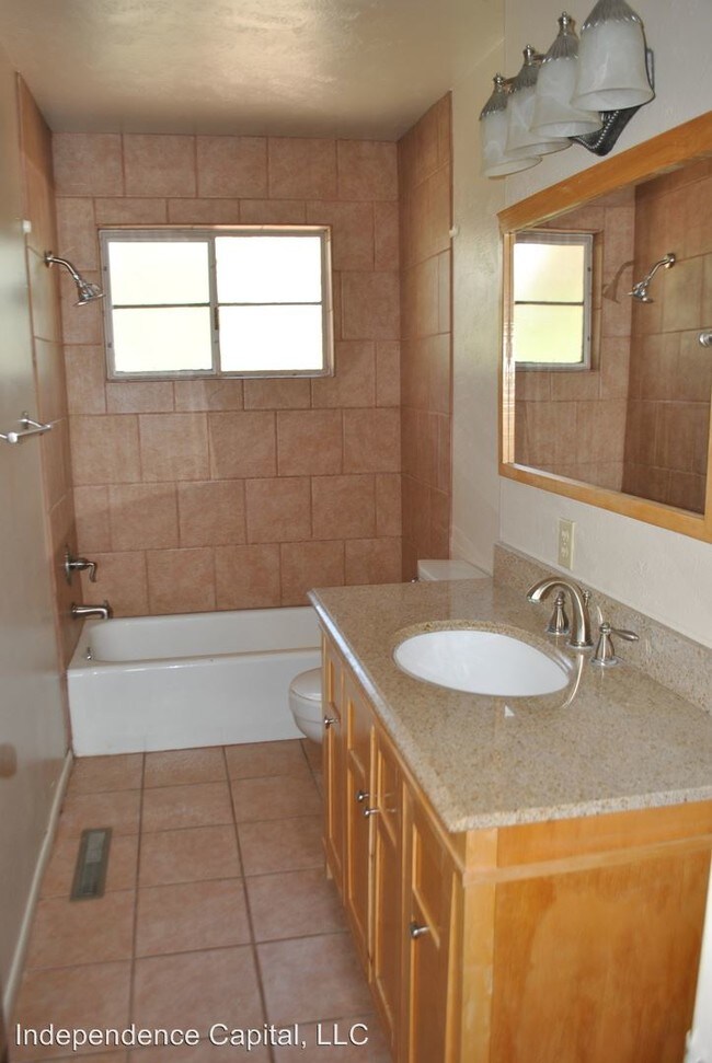 Building Photo - 208 Summit Dr