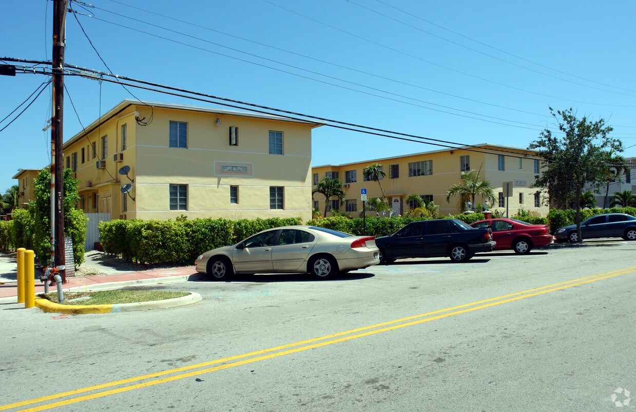 Building Photo - 1135-1145 Marseille Dr