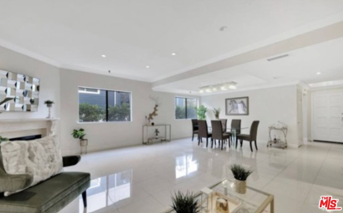 Foto principal - 5340 Wilkinson Ave