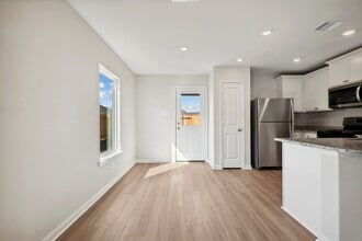 Building Photo - 412 Tejas Trl