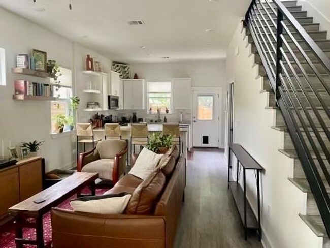 Building Photo - Heart of the City! 2 bedrooms, 2.5 bathroo...