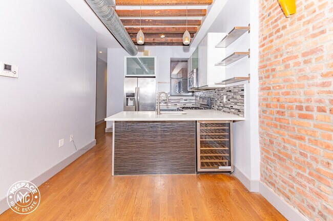 Building Photo - 404 Suydam St