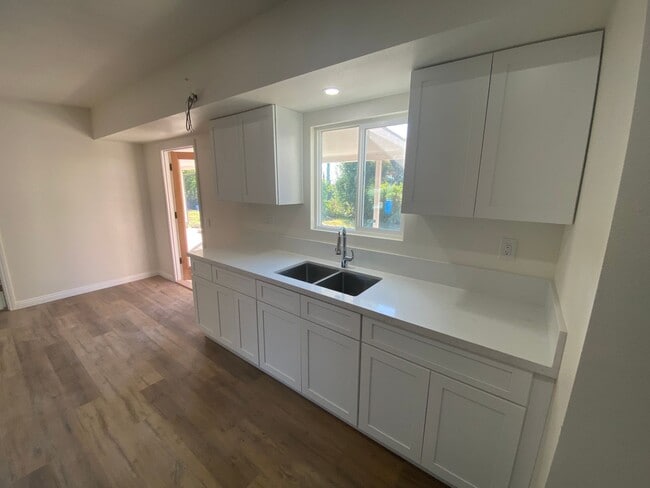 Foto del edificio - Modern Townhome with Gorgeous City Views – Prime Thousand Oaks Locati