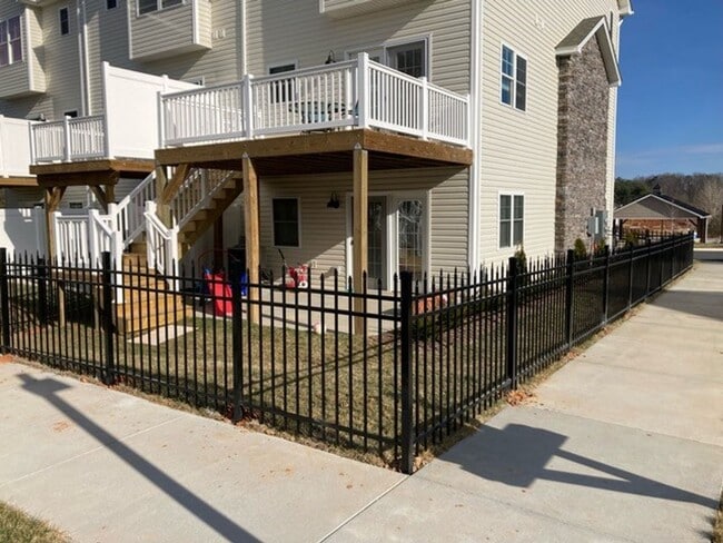 Building Photo - Luxury Rental The Townes at Congers Creek