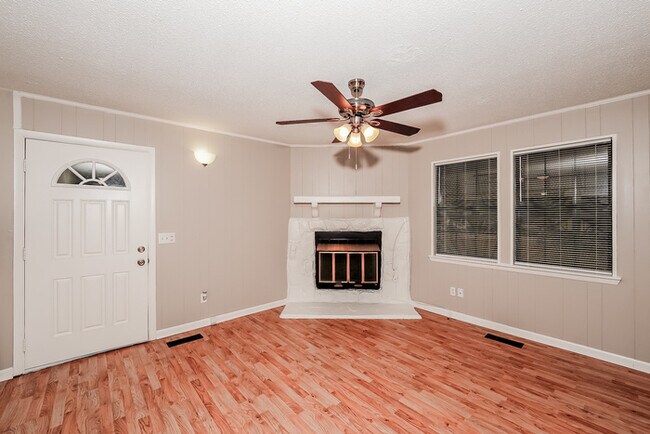 Foto del edificio - 356 Lakeshore Cir