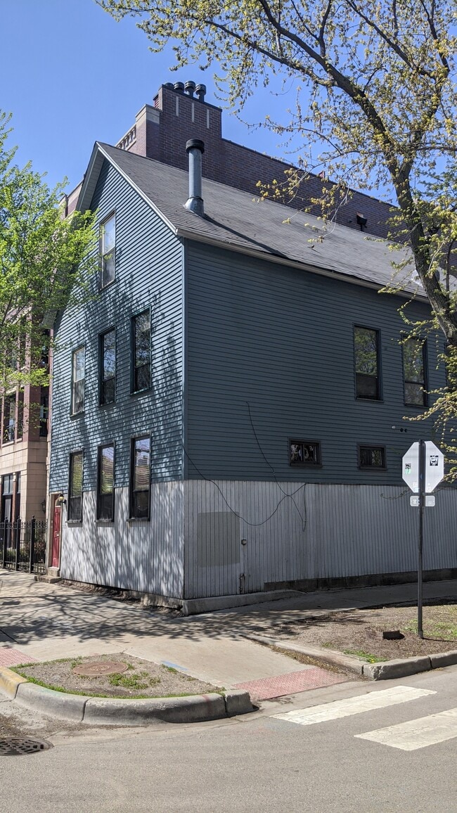 Building Photo - 2825 N Sheffield Ave