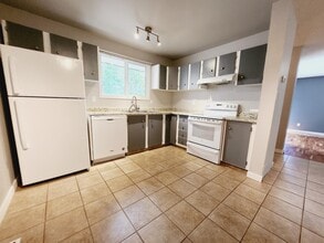 Building Photo - 7211-7180 180 St NW