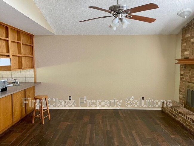 Building Photo - 9212 Buttonfield Ave