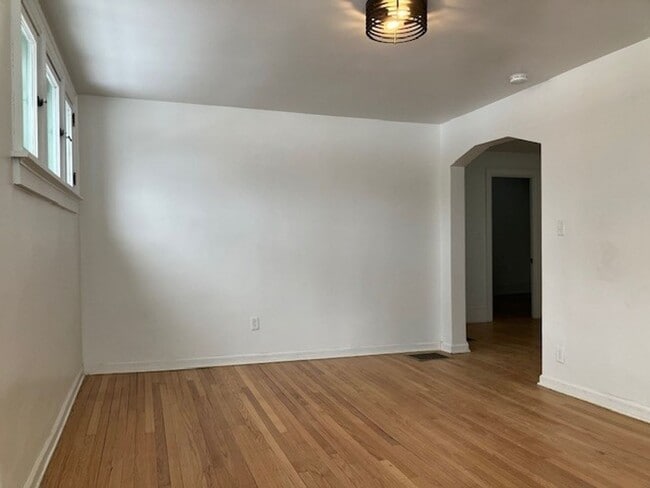 Building Photo - Sharon Apt - 906-908 N 34th Street