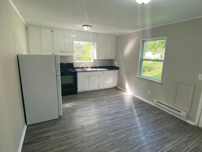 Building Photo - Updated 3 bed 1 bath in Brainerd! Half-Off...