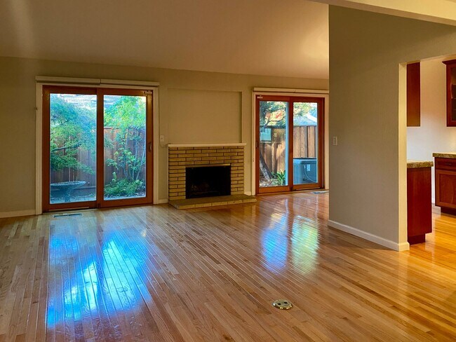 Foto del edificio - Remodeled 2 Bedroom 2 Bath Townhome in Des...